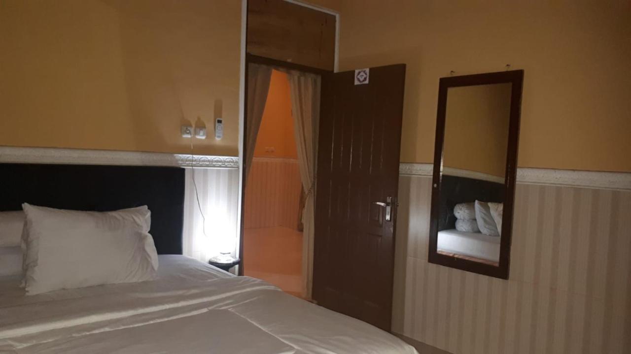 Bougenville Homestay Lembar  Eksteriør billede